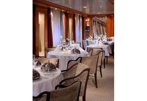 El elegante restaurante del buque